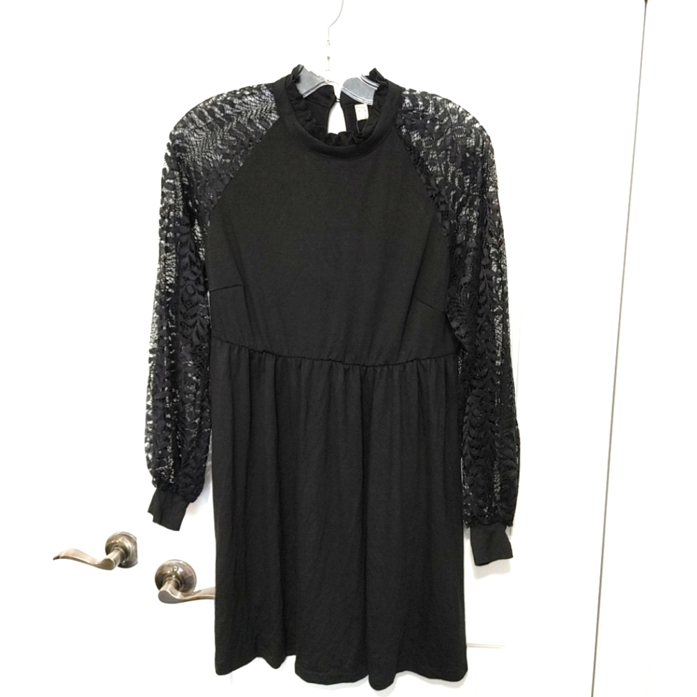Beautiful black dress lace sleeves